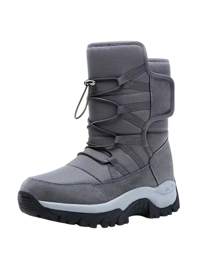 Buty Śniegowe Męskie Arkadya Outlet to szare, wysokie do kostki buty zimowe z regulowanymi sznurowadłami, wzmocnionymi panelami i grubą, czarną podeszwą z bieżnikiem. Wodoodporna zimowa konstrukcja zewnętrzna; obuwie na zimę pokazane na białym tle.