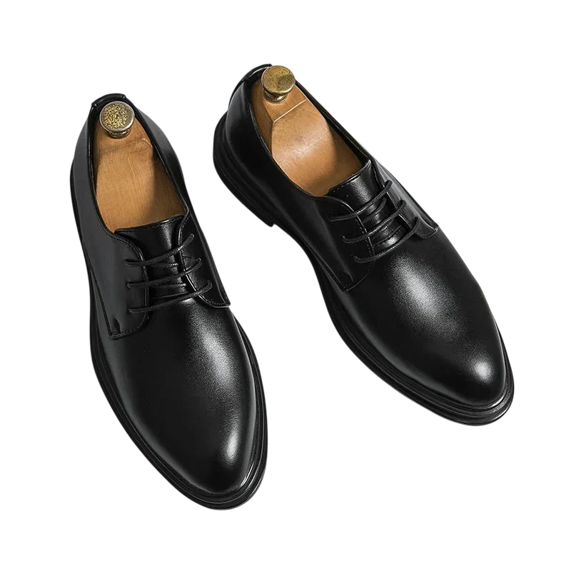 Para Arkadya Outlet Buty Wizytowe Męskie Sznurowane Oxfordy Spiczasty Nosek - czarne skórzane buty wizytowe ze sznurowadłami i drewnianymi cholewkami - wyświetlane na białym tle.