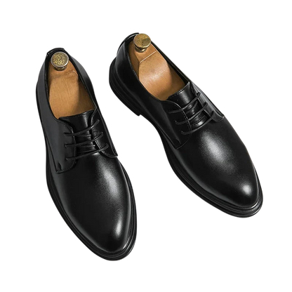 Para Arkadya Outlet Buty Wizytowe Męskie Sznurowane Oxfordy Spiczasty Nosek - czarne skórzane buty wizytowe ze sznurowadłami i drewnianymi cholewkami - wyświetlane na białym tle.