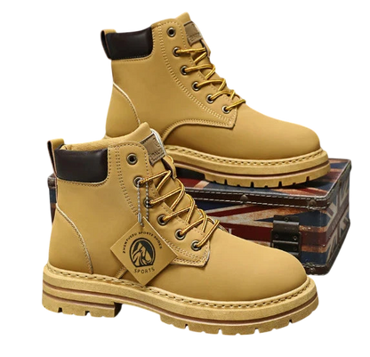 Para butów Arkadya Outlet buty zimowe męskie sznurowane zamknięta forma gruba podeszwa w kolorze opalenizny z ciemnobrązowymi wyściełanymi kołnierzami, prezentowana na pudełku Union Jack. Markowa metka wisi na sznurówkach jednego z butów.