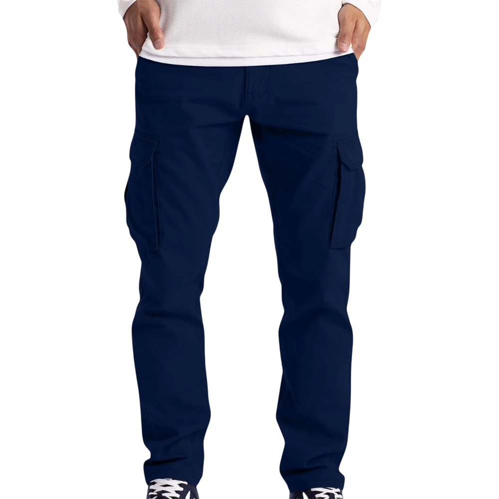 Osoba jest pokazana od ramion w dół na prostym tle, ubrana w Arkadya Outlet Spodnie cargo męskie luźny krój z kieszeniami na dzień codzienny w kolorze ciemnoniebieskim, białą koszulę z długim rękawem i czarno-białe trampki.