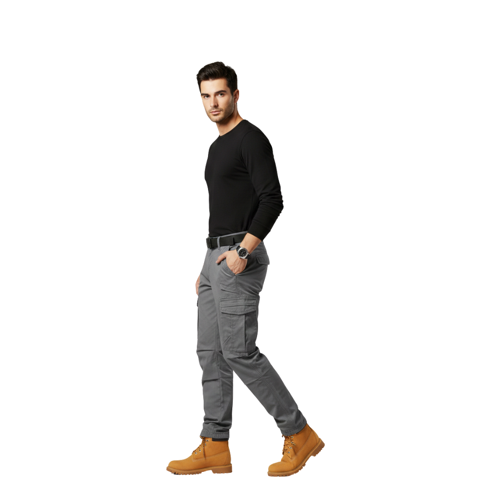 Mężczyzna o ciemnych włosach ma na sobie czarną koszulę z długim rękawem, Arkadya Outlet spodnie cargo męskie taktyczne wielokieszeniowa konstrukcja, brązowe buty i zegarek, stojąc z jedną ręką w kieszeni na białym tle.
