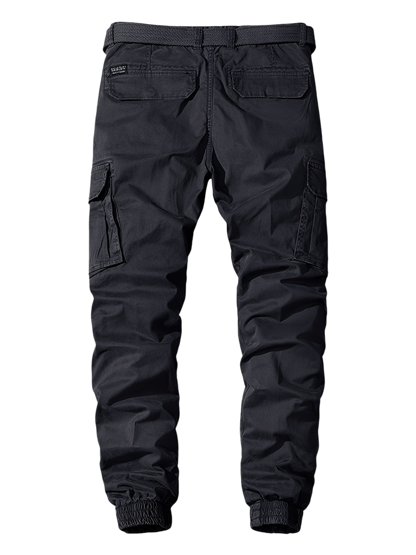 Arkadya Outlet Męskie Spodnie joggery pokazane od tyłu, z dwiema kieszeniami z klapką z tyłu, bocznymi kieszeniami cargo, paskiem w talii i elastycznymi mankietami przy kostkach.