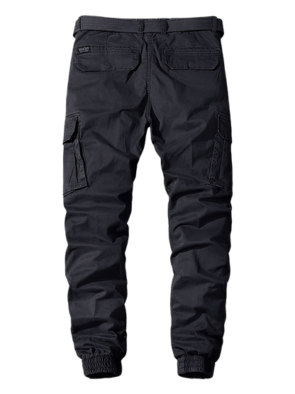 Arkadya Outlet Męskie Spodnie joggery pokazane od tyłu, z dwiema kieszeniami z klapką z tyłu, bocznymi kieszeniami cargo, paskiem w talii i elastycznymi mankietami przy kostkach.