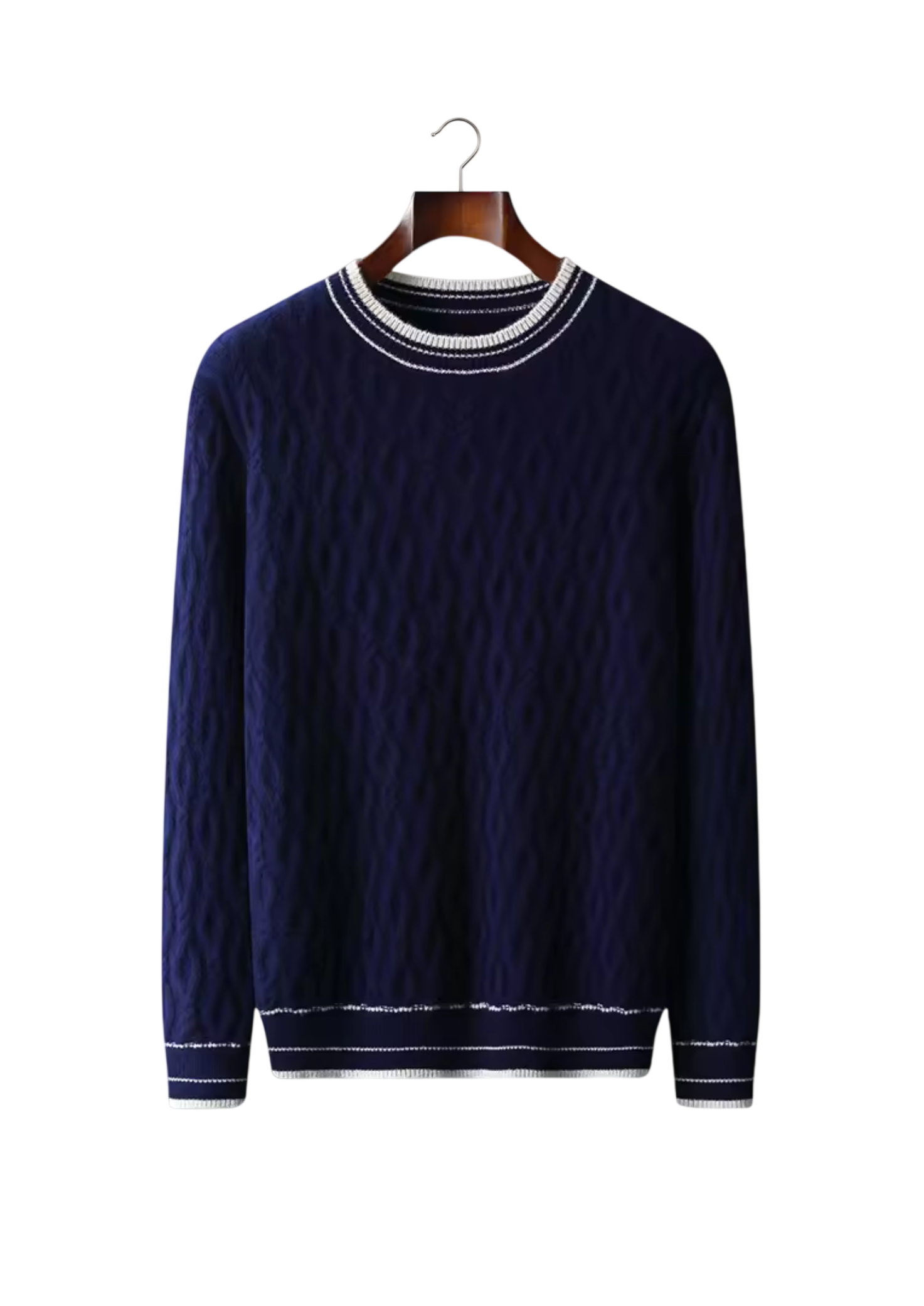 Sweter męski dekolt okrągły kontrastowa lamówka marki Arkadya Outlet to granatowy sweter z białymi wykończeniami na kołnierzu, mankietach i u dołu, prezentowany na drewnianym wieszaku na białym tle.