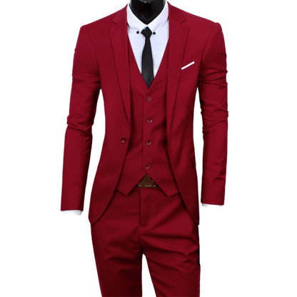 Manekin bez głowy nosi garnitur Arkadya Outlet trzyczęściowy męski dwurzędowe zapięcie kieszeni w kolorze czerwonym, w połączeniu z białą koszulą, czarnym krawatem i brązowym paskiem, na jednolitym jasnym tle.