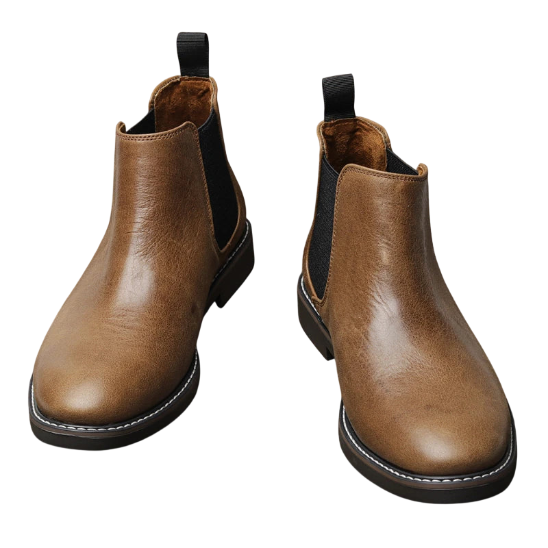 Para Botki męskie wsuwane sztyblety zimowe zamknięta forma by Arkadya Outlet z brązowej skóry z czarnymi elastycznymi panelami bocznymi i zakładkami, pokazana na białym tle.