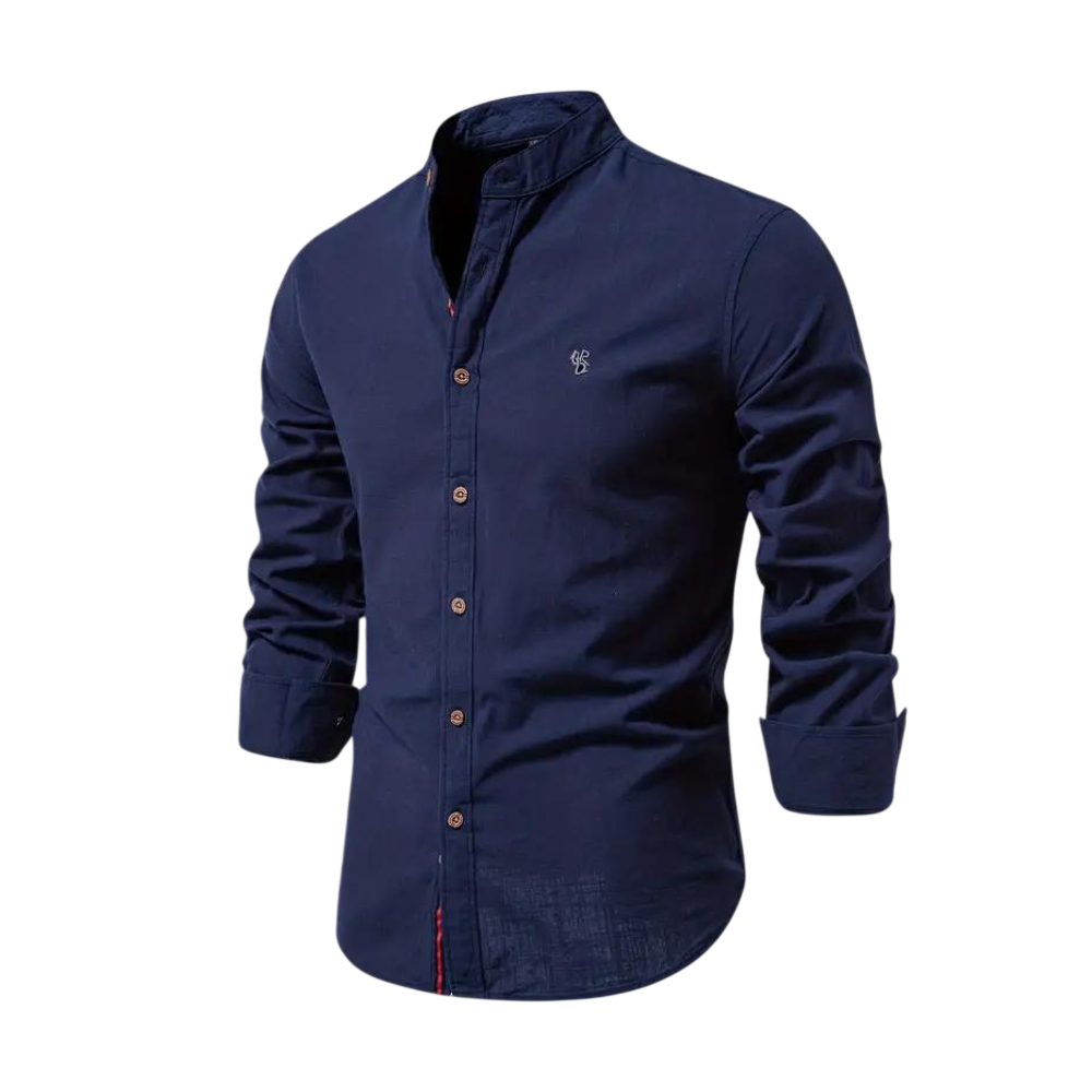 Arkadya Outlet Koszula męska kołnierz stójka długi rękaw krój regularny pokazana jest z podwiniętymi rękawami i zapinanym przodem, idealna do codziennego użytku, prezentowana na manekinie w rozmytym wnętrzu.