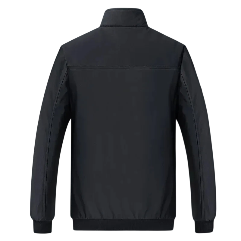 Kurtka Zimowa Męska Stójka Z Zapięciem Guzikowym Przodem by Arkadya Outlet to gładka czarna męska kurtka zimowa pokazana od tyłu, z długimi rękawami, wysokim kołnierzem oraz prążkowanymi mankietami i dołem na gradientowym szarym tle.