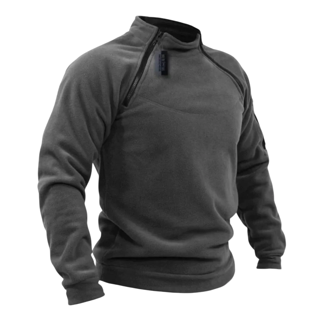 Bezimienny manekin prezentuje Arkadya Outlet Bluza męska polarowa długi rękaw z kieszeniami, ciemnoszary polar z półzapinanym kołnierzem, na jasnym gradientowym tle.