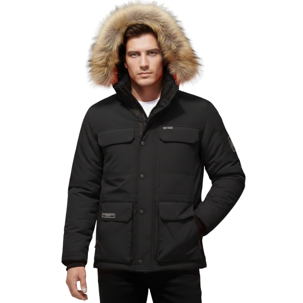 Mężczyzna stoi twarzą do przodu w kurtce Arkadya Outlet Kurtka Parka Męska Ocieplana z Kapturem na Zimę, z wyściełanym futrem kapturem, wieloma przednimi kieszeniami, zapięciami na guziki i miękkim jasnobrązowym futrem otaczającym jego twarz.