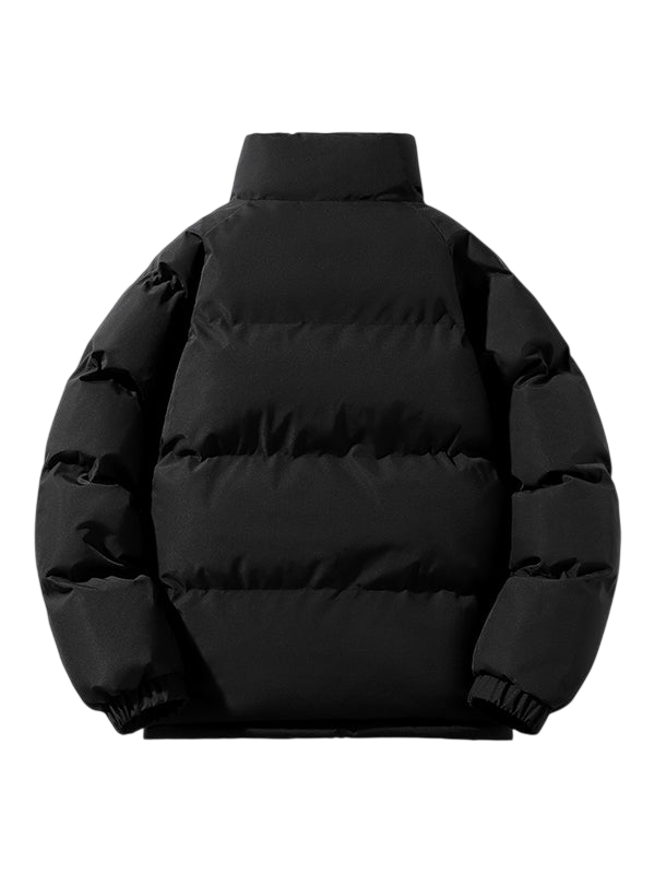 Tył kurtki Arkadya Outlet Kurtka Męska Pikowana Konstrukcja Z Przymocowanym Kapturem z wysokim kołnierzem, elastycznymi mankietami i ciepłą, pikowaną konstrukcją, prezentowaną na jasnoszarym tle.