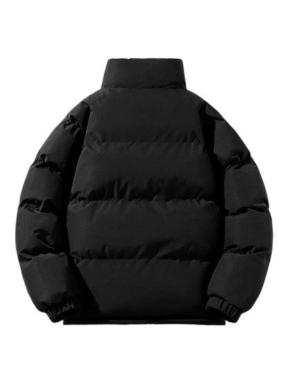 Tył kurtki Arkadya Outlet Kurtka Męska Pikowana Konstrukcja Z Przymocowanym Kapturem z wysokim kołnierzem, elastycznymi mankietami i ciepłą, pikowaną konstrukcją, prezentowaną na jasnoszarym tle.