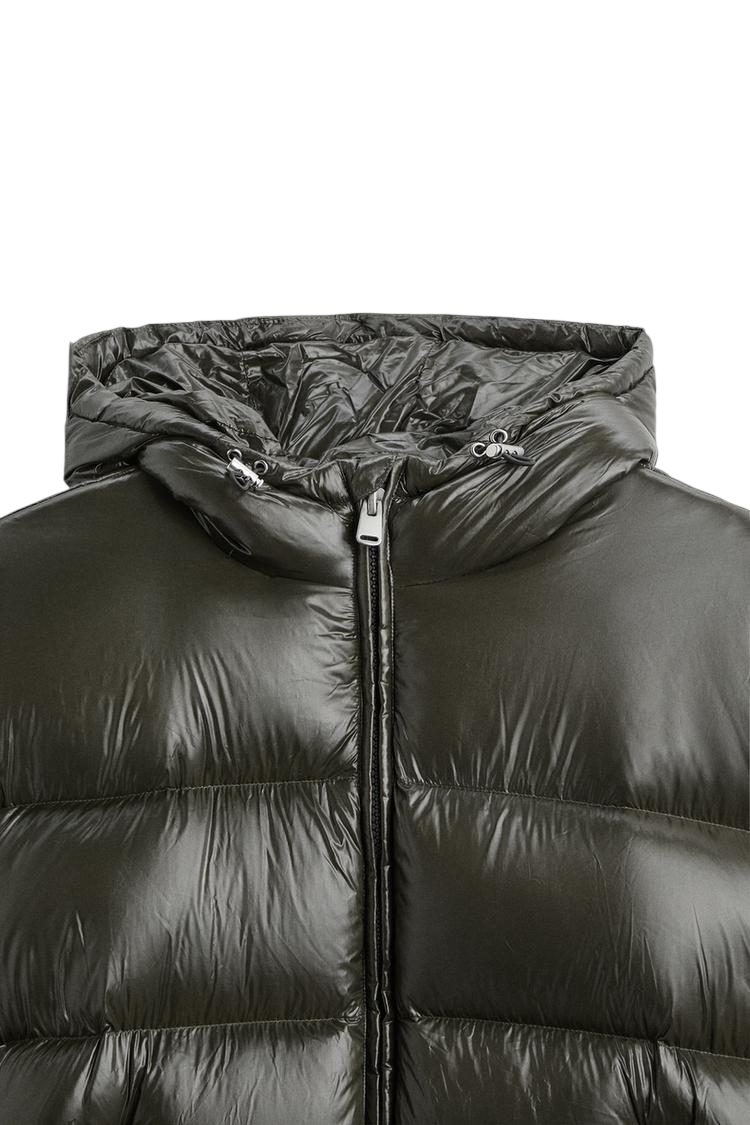 Zbliżenie na kurtkę Arkadya Outlet Pikowana Męska Krótka, z ciemnozielonym błyszczącym materiałem, kapturem ze sznurkiem ściągającym, zamkiem błyskawicznym z przodu i poziomym pikowaniem komorowym.