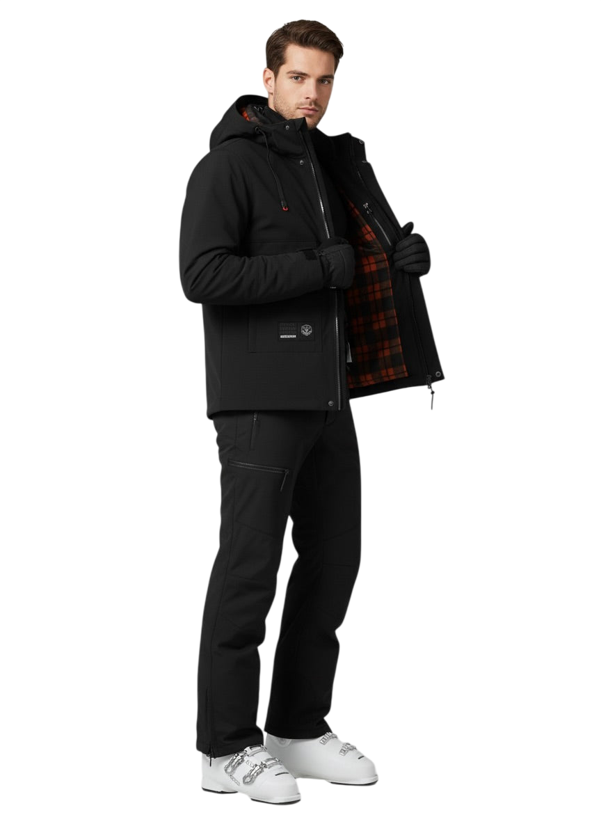Mężczyzna stoi przodem w czarnych spodniach, rękawiczkach, białych butach śniegowych i kurtce Arkadya Outlet Kurtka Zewnętrzna Męska Wodoodporna Zapięcie na Zamek, trzymając ją otwartą, aby pokazać czerwoną podszewkę w kratę na gładkim białym tle.