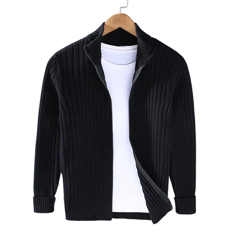 Arkadya Outlet Kardigan Męski Dzianinowy Prążkowana Faktura Zamek Długi Rękaw w kolorze czarnym jest prezentowany na wieszaku na zwykłej białej koszulce, częściowo rozpiętej, na jasnoszarym tle.