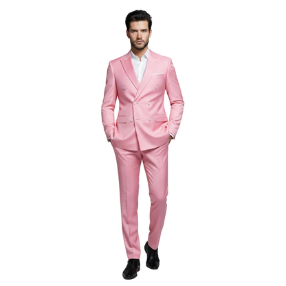 Mężczyzna pewnie stoi z rękami w kieszeniach na białym tle, ubrany w Komplet Garniturowy Męski Dwurzędowy Luźny Krój by Arkadya Outlet, w połączeniu z białą koszulą i czarnymi butami.