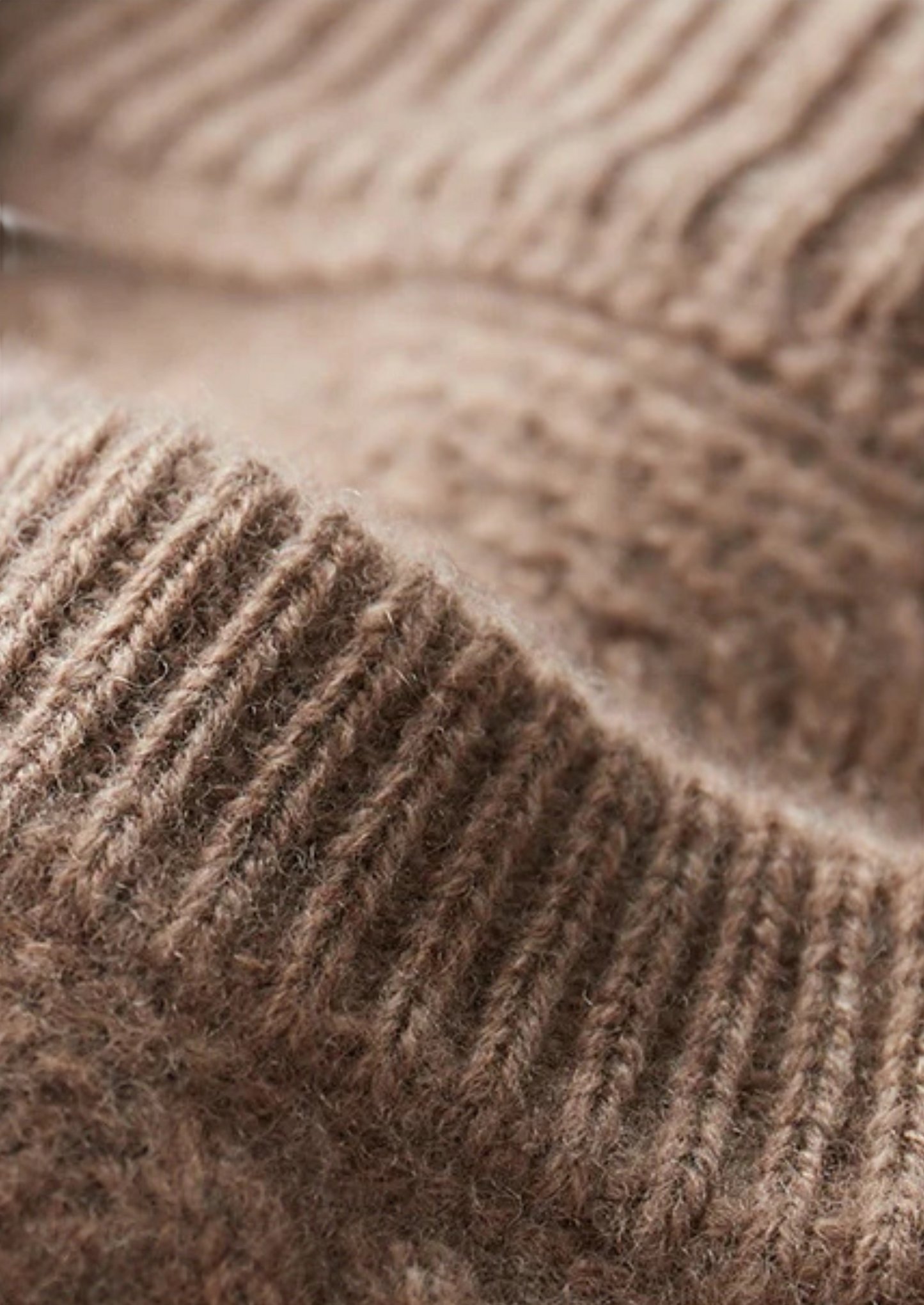 Zbliżenie na męski dekolt Arkadya Outlet Sweter okrągły warkoczowy, prezentujący prążkowaną fakturę i miękkie włókna wełny w standardowym, całorocznym kroju.