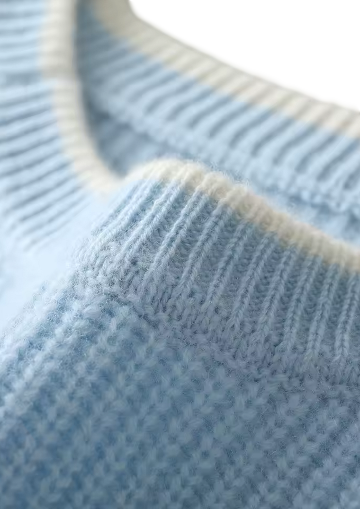 Zbliżenie na Arkadya Outlet Sweter męski dekolt okrągły prążkowana dzianina standardowy krój w kolorze jasnoniebieskim, prezentujący prążkowany kołnierz i mankiety z białymi wykończeniami, podkreślającymi wyraźną fakturę i szwy.