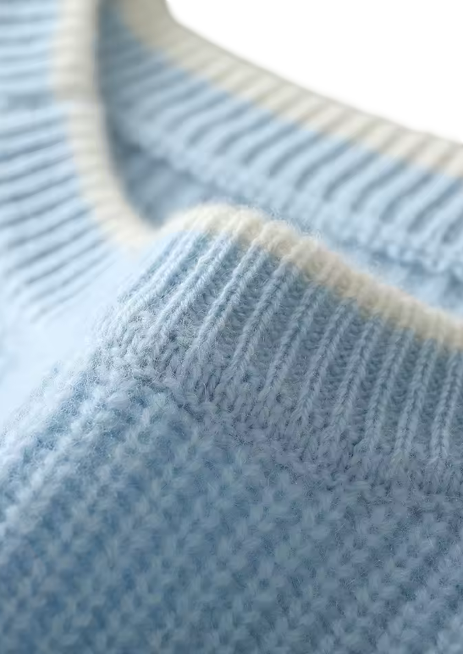 Zbliżenie na Arkadya Outlet Sweter męski dekolt okrągły prążkowana dzianina standardowy krój w kolorze jasnoniebieskim, prezentujący prążkowany kołnierz i mankiety z białymi wykończeniami, podkreślającymi wyraźną fakturę i szwy.