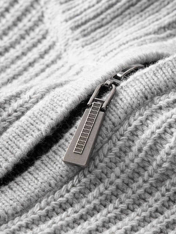 Jasnoszary męski sweter dzianinowy o luźnym kroju, kołnierz z zamkiem, miękka struktura, długi rękaw