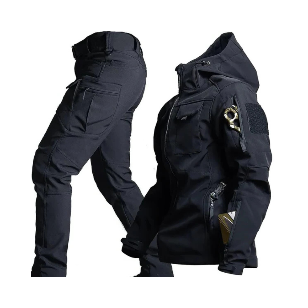 The Arkadya Outlet Zestaw odzieży outdoorowej męski-kurtka z kapturem i spodnie wodoodporne z licznymi kieszeniami na suwak i rzepy oraz multitool w jednej z nich-jest prezentowany na białym tle.