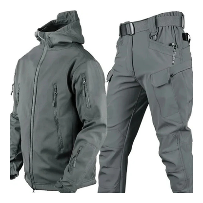 Arkadya Outlet Zestaw outdoorowy męski wodoodporny wiatroszczelny z podszewką w kolorze szarym zawiera kurtkę z kapturem z kieszeniami zapinanymi na zamek oraz spodnie cargo ze wzmocnionymi kolanami - idealne na taktyczne przygody.