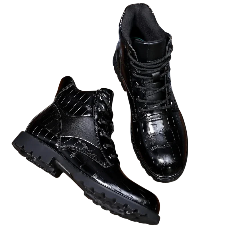 Para czarnych, wysokich butów Arkadya Outlet Botki Wojskowe Męskie Sznurowane z krokodylą skórą i grubą podeszwą traktorową wyświetlaną na gładkim białym tle.