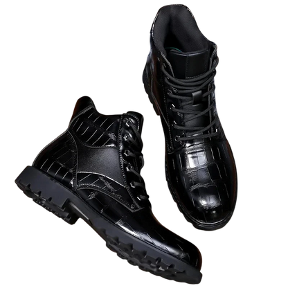 Para czarnych, wysokich butów Arkadya Outlet Botki Wojskowe Męskie Sznurowane z krokodylą skórą i grubą podeszwą traktorową wyświetlaną na gładkim białym tle.