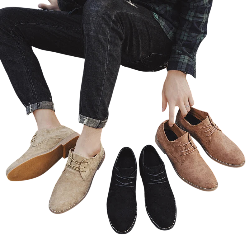 Osoba w ciemnych dżinsach i koszuli w kratę trzyma jedną parę Buty Biznesowe Męskie Płaski Obcas Zamknięty Nosek z Outletu Arkadya; trzy pary - brązowe, czarne i brązowe - są wyświetlane z przodu na białym tle.