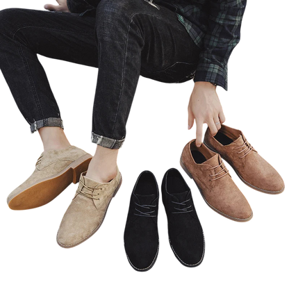 Osoba w ciemnych dżinsach i koszuli w kratę trzyma jedną parę Buty Biznesowe Męskie Płaski Obcas Zamknięty Nosek z Outletu Arkadya; trzy pary - brązowe, czarne i brązowe - są wyświetlane z przodu na białym tle.