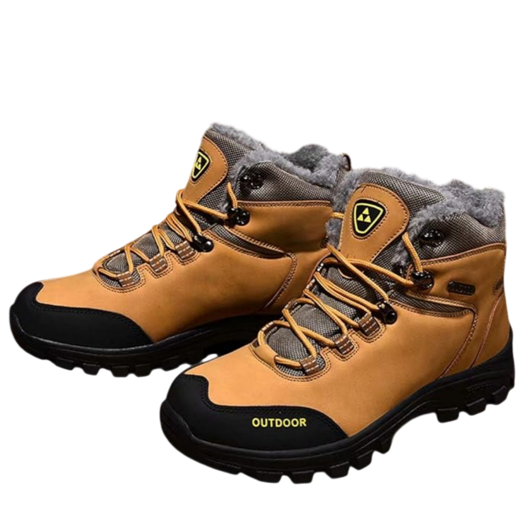 Para opalenizny i czerni Buty zimowe outdoor męskie wiązane z antypoślizgową podeszwą marki Arkadya Outlet, z grubymi gumowymi podeszwami, szarą wyściełaną podszewką, żółtymi naszywkami z logo i napisem OUTDOOR z boku na białym tle.