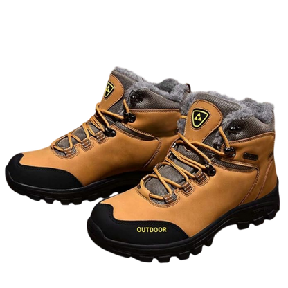 Para opalenizny i czerni Buty zimowe outdoor męskie wiązane z antypoślizgową podeszwą marki Arkadya Outlet, z grubymi gumowymi podeszwami, szarą wyściełaną podszewką, żółtymi naszywkami z logo i napisem OUTDOOR z boku na białym tle.