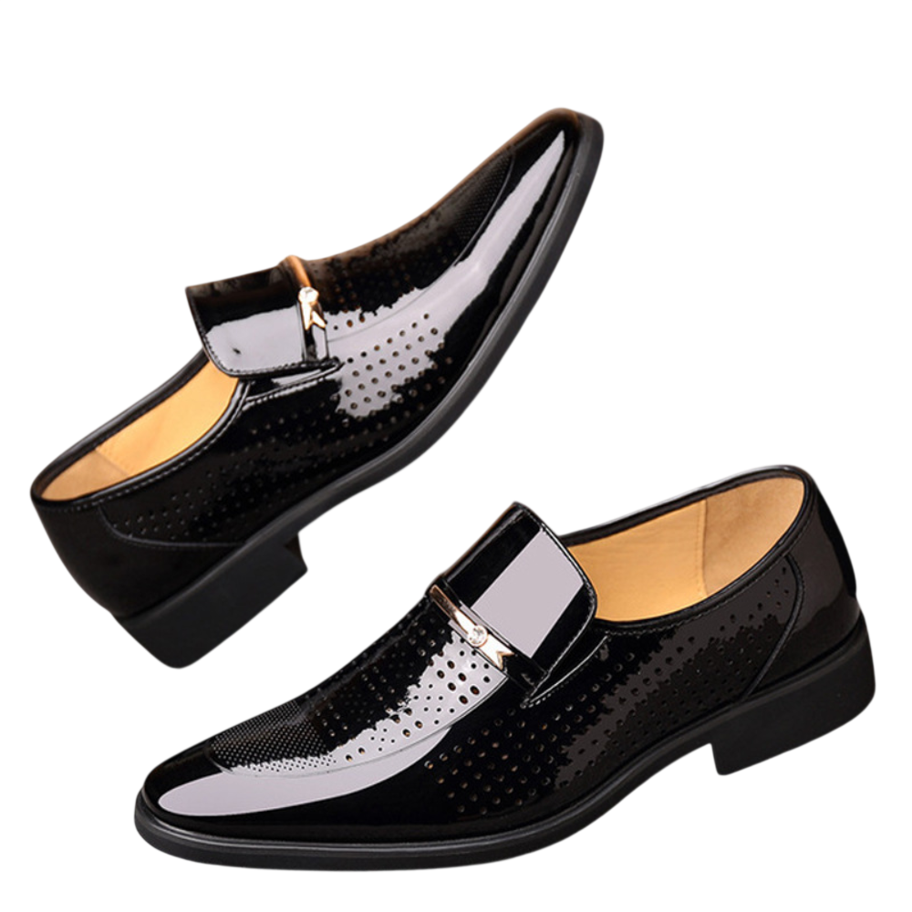 Para butów Arkadya Outlet Mokasyny Wizytowe Męskie Wsuwane Szpiczasty Nosek w błyszczącej czerni z niskim obcasem, brązowym wnętrzem i ozdobnymi perforacjami po bokach, pokazana na białym tle.