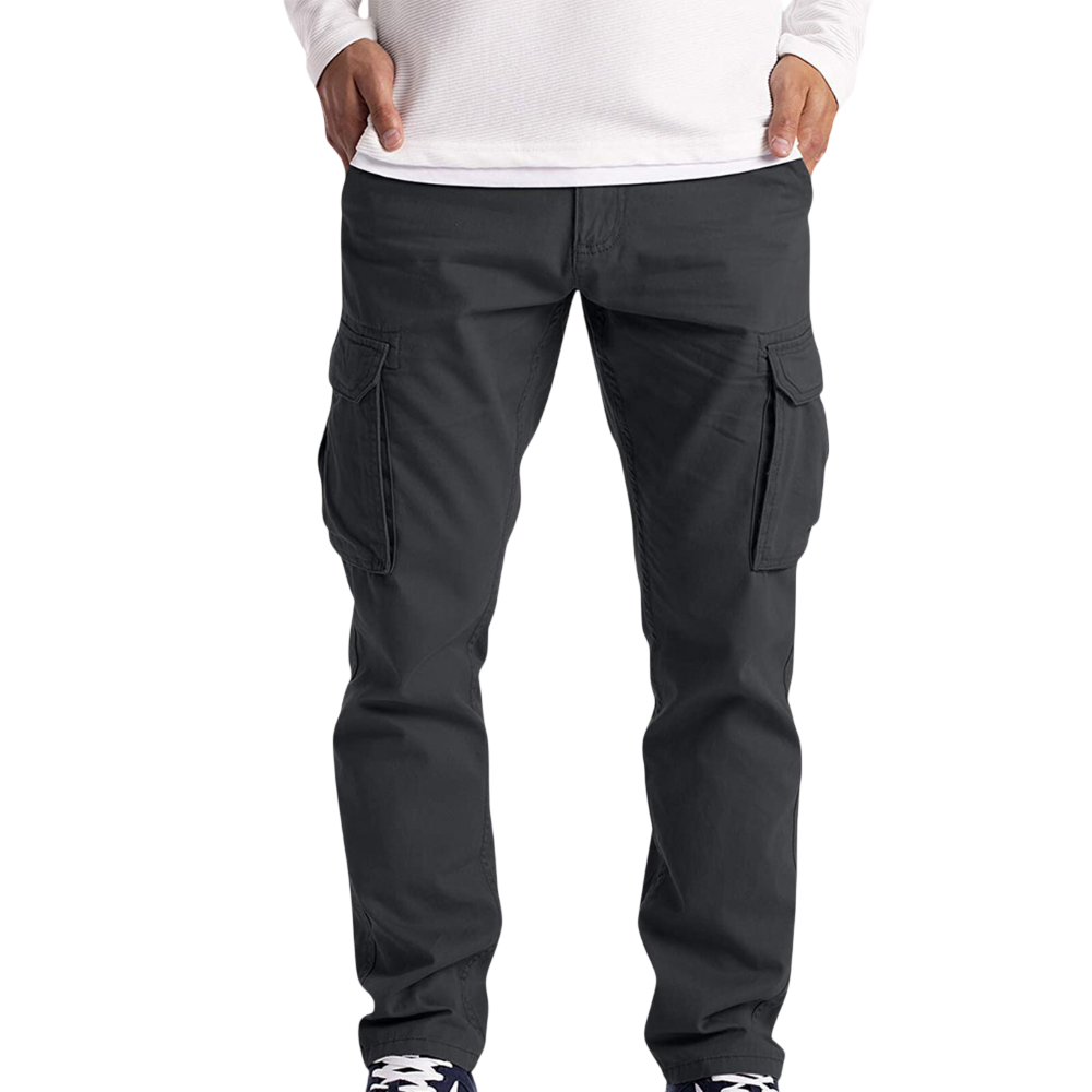 Mężczyzna nosi spodnie cargo męskie luźny krój z kieszeniami na dzień codzienny Arkadya Outlet, w połączeniu z białą koszulą z długim rękawem i ciemnymi trampkami, stojąc na prostym białym tle.