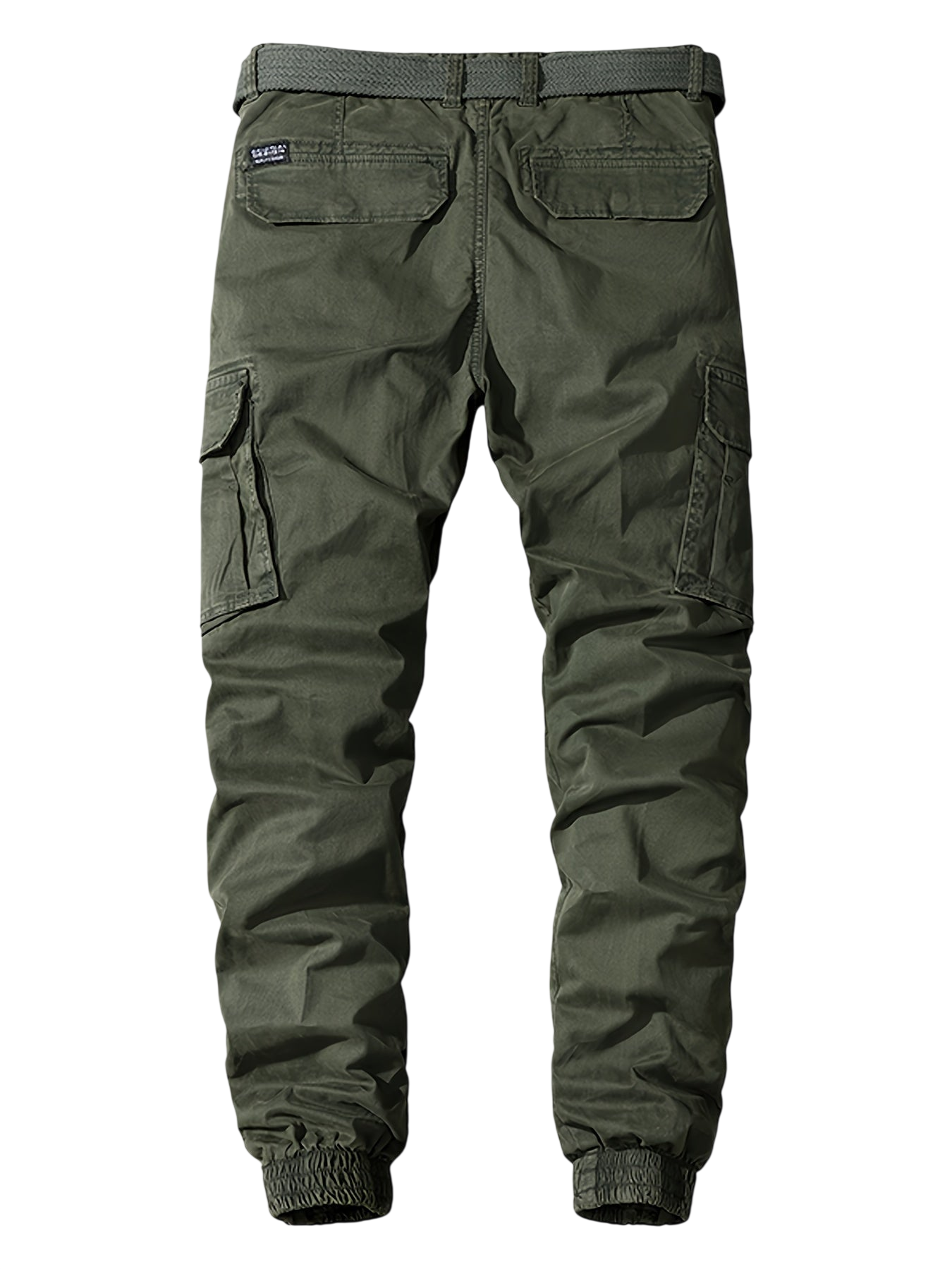 Arkadya Outlet Męskie Spodnie joggery w oliwkowym kolorze z elastycznymi mankietami, dwoma kieszeniami z tyłu z klapkami i bocznymi kieszeniami cargo. Casualowy, wytrzymały styl na szarym tle gradientowym.