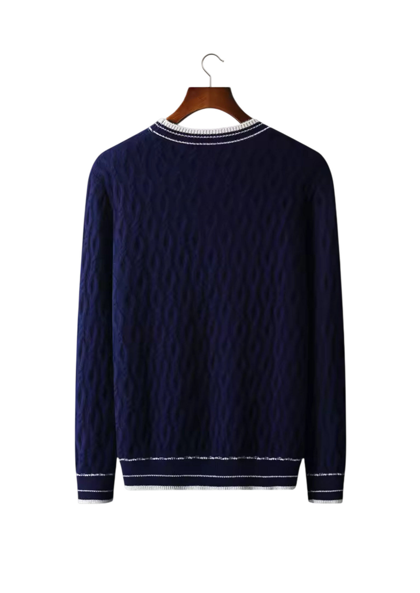 Arkadya Outlet Sweter męski dekolt okrągły kontrastowa lamówka to granatowy sweter z długim rękawem z teksturowanym wzorem i białymi wykończeniami na kołnierzu, mankietach i u dołu, prezentowany na drewnianym wieszaku na białym tle.