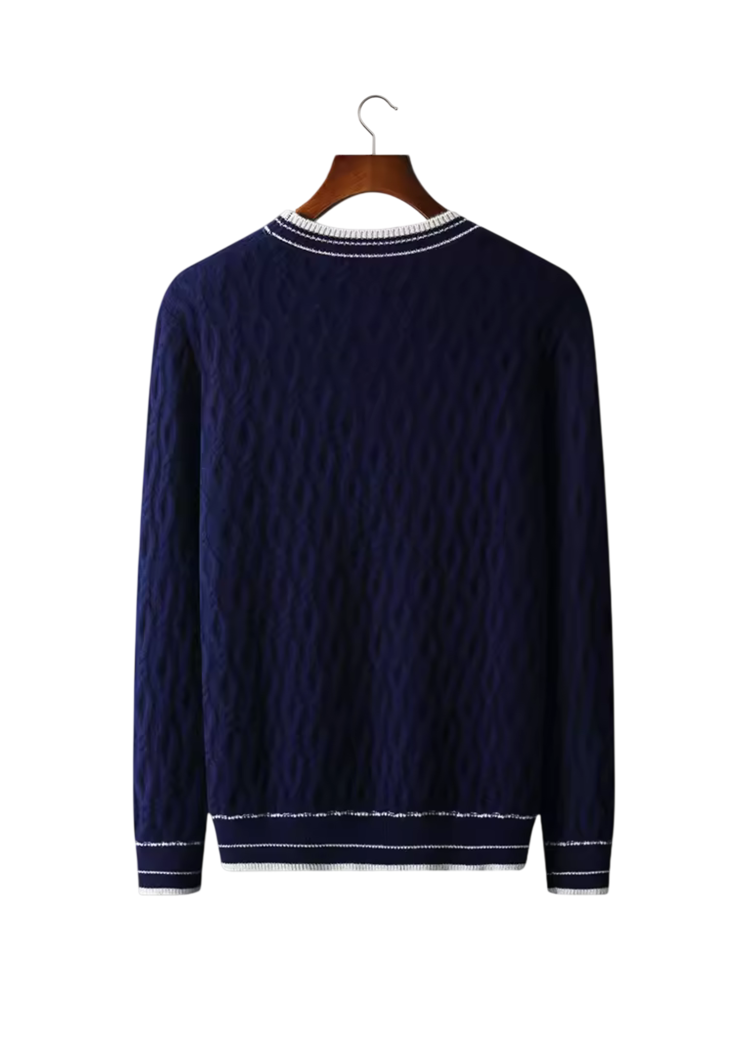 Arkadya Outlet Sweter męski dekolt okrągły kontrastowa lamówka to granatowy sweter z długim rękawem z teksturowanym wzorem i białymi wykończeniami na kołnierzu, mankietach i u dołu, prezentowany na drewnianym wieszaku na białym tle.