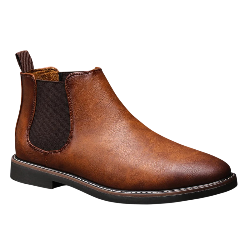 Arkadya Outlet Botki męskie wsuwane sztyblety zimowe zamknięta forma w brązowej skórze z czarnym elastycznym panelem, pętelką z tyłu, czarną podeszwą i białymi przeszyciami na białym tle.