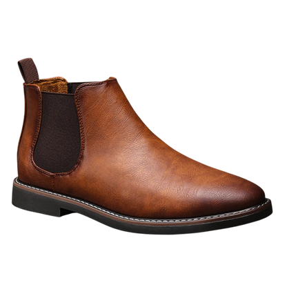 Arkadya Outlet Botki męskie wsuwane sztyblety zimowe zamknięta forma w brązowej skórze z czarnym elastycznym panelem, pętelką z tyłu, czarną podeszwą i białymi przeszyciami na białym tle.