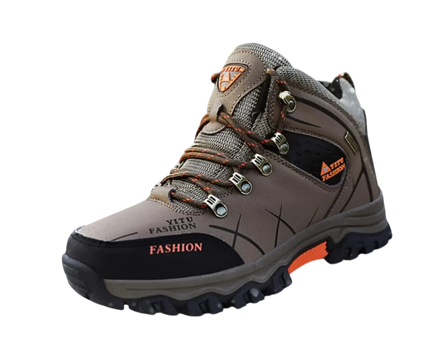 Brązowo-czarne Męskie buty wodoodporna konstrukcja ergonomiczna podeszwa by Arkadya Outlet z pomarańczowymi sznurowadłami, metalowymi oczkami i napisem "FASHION" siedzi na zaśnieżonej ziemi, gdy pada śnieg z rozmytymi drzewami w tle.