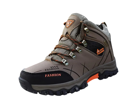 Brązowo-czarne Męskie buty wodoodporna konstrukcja ergonomiczna podeszwa by Arkadya Outlet z pomarańczowymi sznurowadłami, metalowymi oczkami i napisem "FASHION" siedzi na zaśnieżonej ziemi, gdy pada śnieg z rozmytymi drzewami w tle.