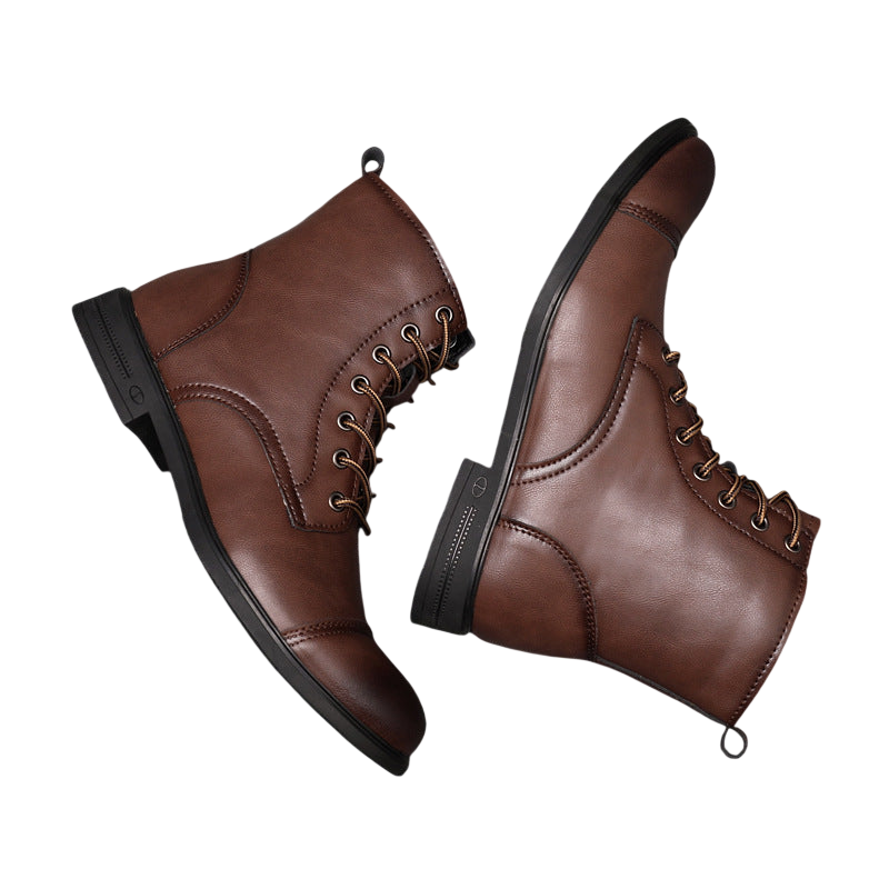 Para butów męskich wysoka cholewka z wiązaniem pełna wysokość by Arkadya Outlet, brązowe skórzane sznurowane buty z czarnymi podeszwami, są pokazane na szarych kafelkach - jeden but pionowo, drugi na boku, aby pokazać ich klasyczny styl.