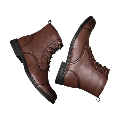 Para butów męskich wysoka cholewka z wiązaniem pełna wysokość by Arkadya Outlet, brązowe skórzane sznurowane buty z czarnymi podeszwami, są pokazane na szarych kafelkach - jeden but pionowo, drugi na boku, aby pokazać ich klasyczny styl.