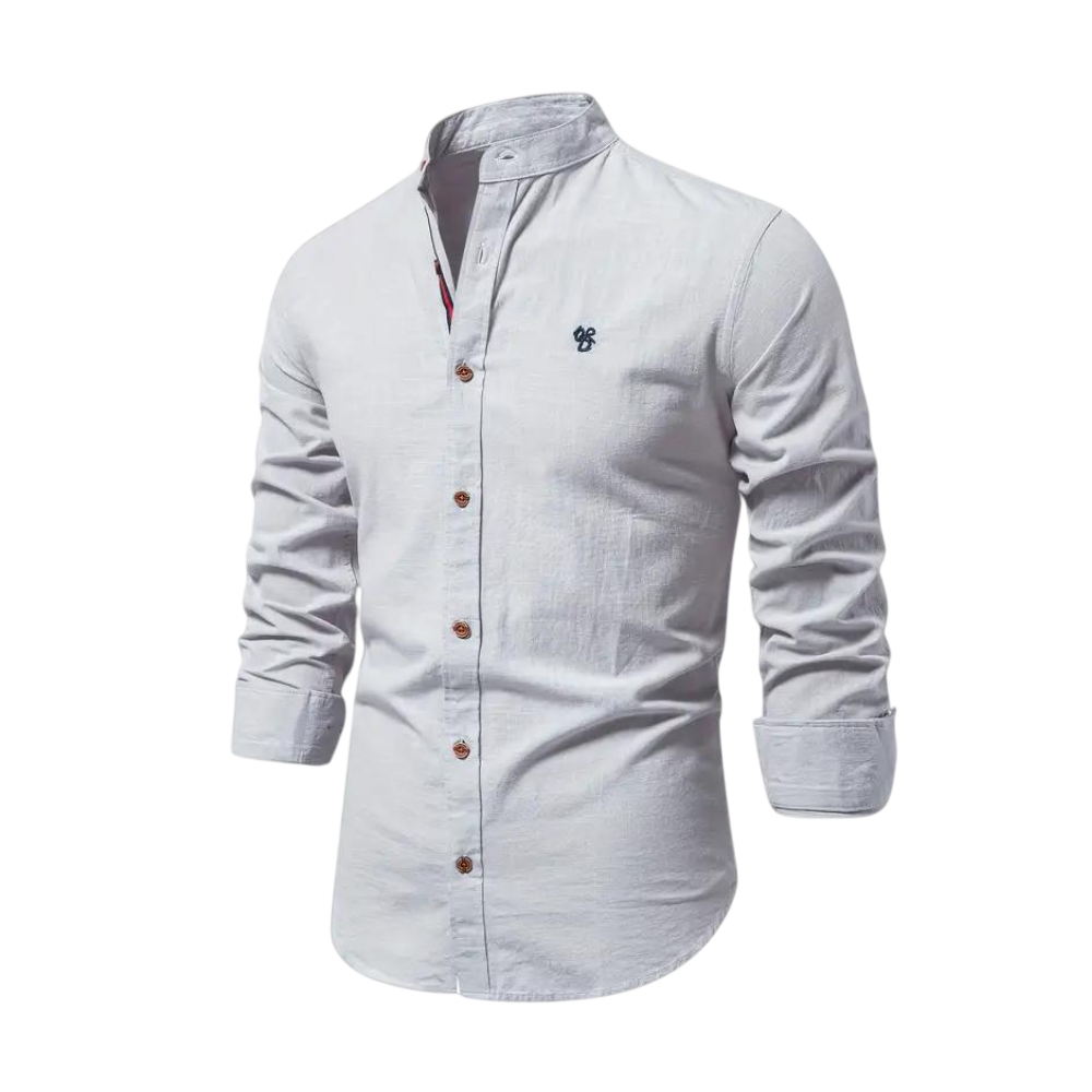 Arkadya Outlet koszula męska kołnierz stójka długi rękaw krój regularny, w kolorze jasnoszarym z logo na piersi, prezentowana jest na manekinie bez głowy. Idealna jako koszula do codziennego użytku.