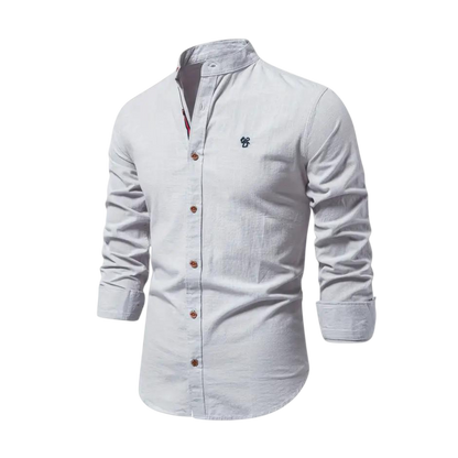 Arkadya Outlet koszula męska kołnierz stójka długi rękaw krój regularny, w kolorze jasnoszarym z logo na piersi, prezentowana jest na manekinie bez głowy. Idealna jako koszula do codziennego użytku.