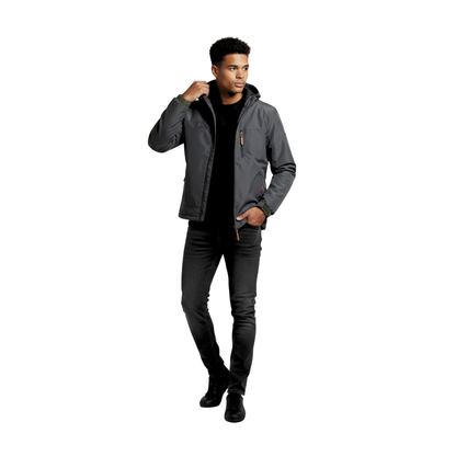 Mężczyzna ma na sobie kurtkę wiatrówkę męską Arkadya Outlet lekką z kapturem na pełny zamek, czarną koszulę, dżinsy i buty. Stoi z jedną ręką w kieszeni, a drugą na kołnierzu kurtki na białym tle.