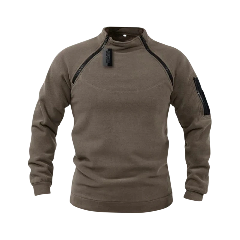 Bluza męska polarowa długi rękaw z kieszeniami Arkadya Outlet w brązowym kolorze, z czarnymi zamkami na ramionach i kieszeniami na lewym rękawie, prezentowana na tle ośnieżonych gór.