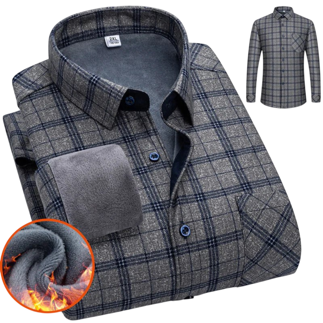 Koszula męska zapinana na guziki długi rękaw krój luźny od Arkadya Outlet z niebieskimi guzikami i miękką polarową podszewką. Wstawka przedstawia ciepłe wnętrze, a kolejne zdjęcie prezentuje koszulę zapinaną na guziki.