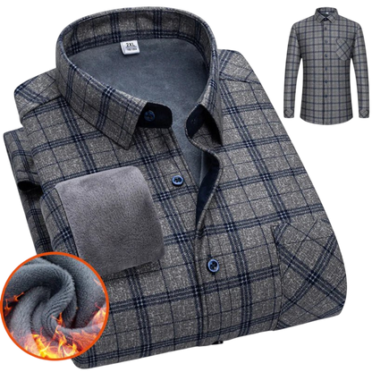 Koszula męska zapinana na guziki długi rękaw krój luźny od Arkadya Outlet z niebieskimi guzikami i miękką polarową podszewką. Wstawka przedstawia ciepłe wnętrze, a kolejne zdjęcie prezentuje koszulę zapinaną na guziki.